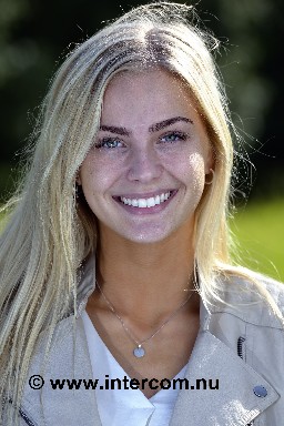 00 72 Young Woman_M8L8605